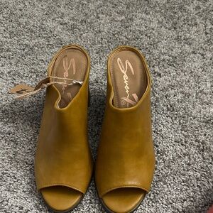 Seven7 Women's Yellow Peep-Toe Mules